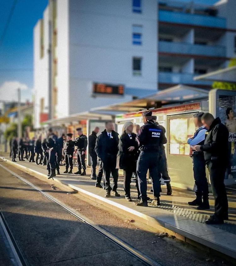 Policiers, gendarmes, CRS et contrôleurs à la station de tram Aiguelongue 