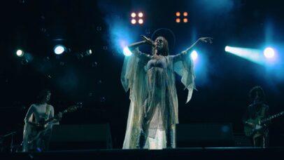 Anne Hathaway estudou Beyoncé para criar voz de estrela pop em ‘Mother Mary’