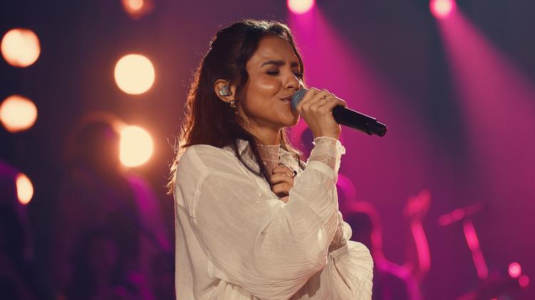Julia Vitória apresenta o álbum “Ao Vivo na Ópera de Arame” em edição especial