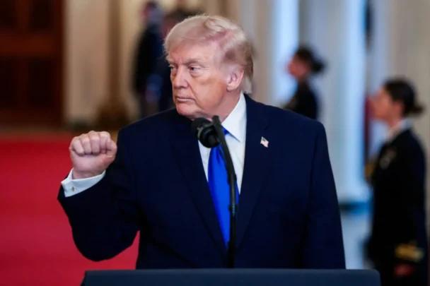 ترمب: إيران «تنهار مالياً» جراء إغلاق مضيق هرمز