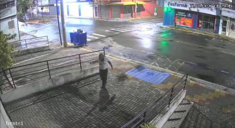 Homem atira contra prédio da Câmara Municipal de Salto de Pirapora; veja vídeo