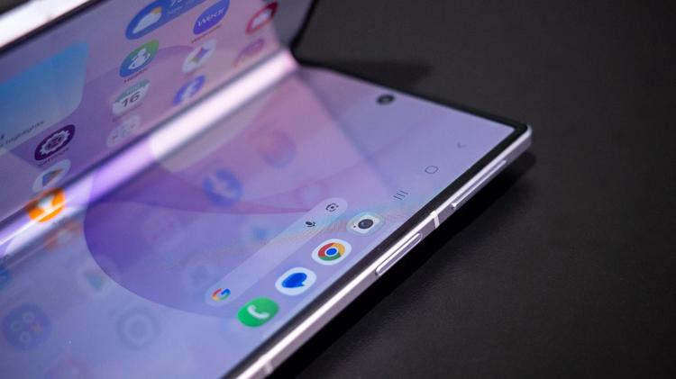 the flexible inner display on the galaxy z fold 8