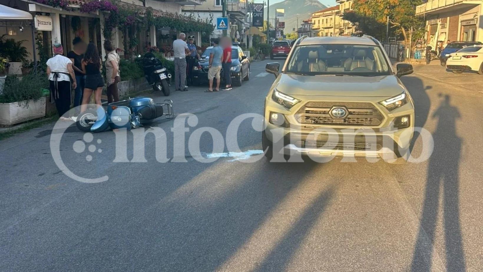 Incidente a Policastro Bussentino: scontro tra auto e Vespa sulla SS18, un ferito in ospedale