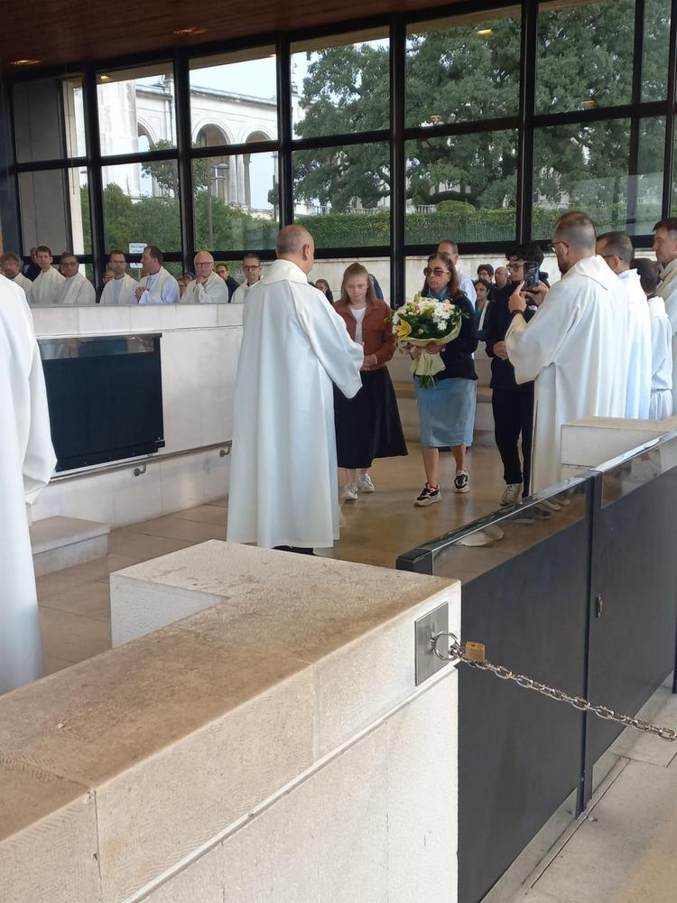 130 Servi della Sofferenza zu Füssen der Madonna von Fatima