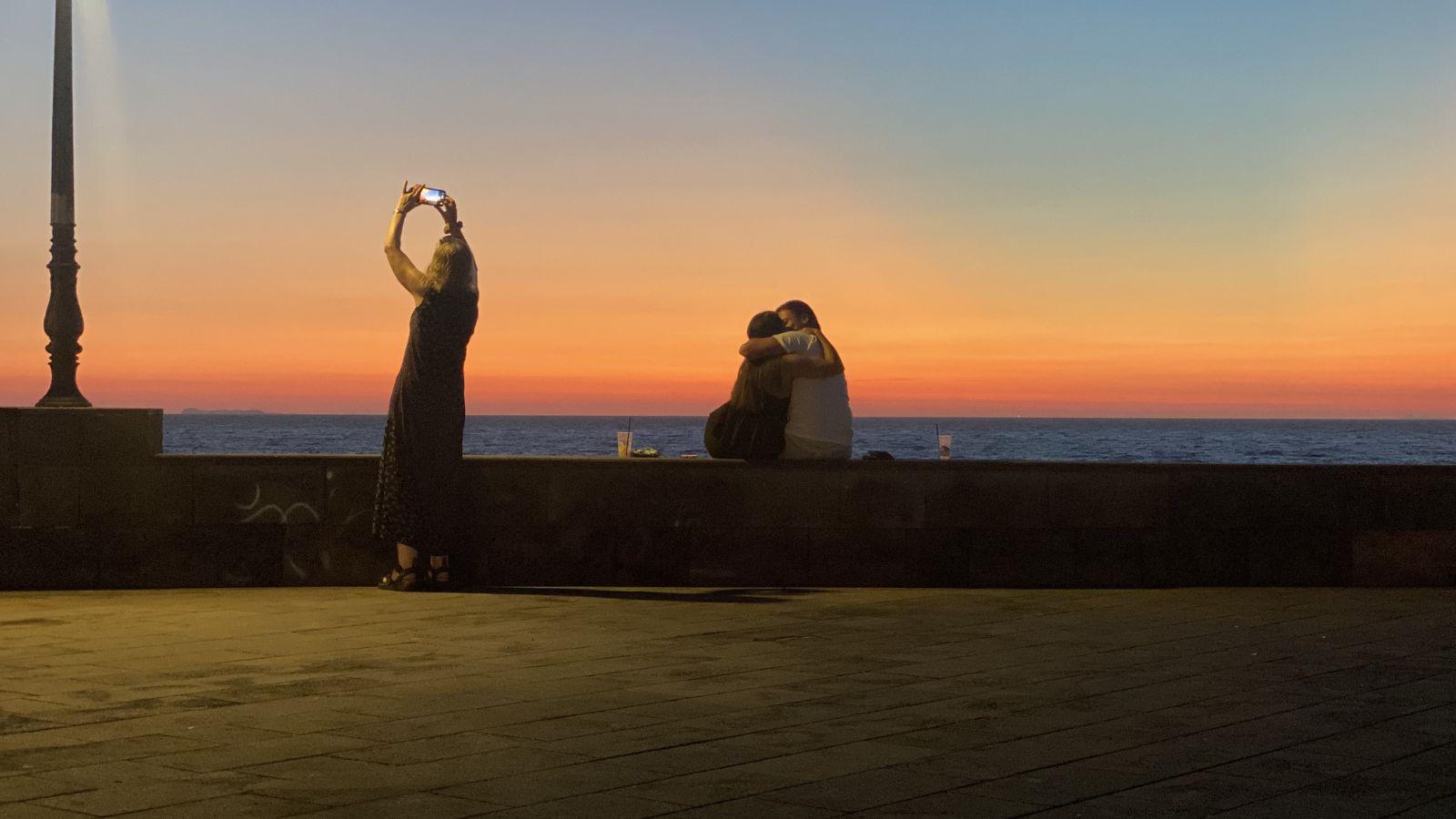 Da tutto il mondo a Forio d’Ischia per assistere allo spettacolare tramonto sulle note di Bocelli