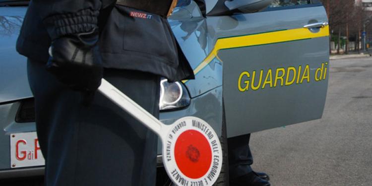 Quasi 13 kg di hashish in auto, 2 pistole e 500 munizioni: figlio arrestato e padre denunciato nel Ragusano