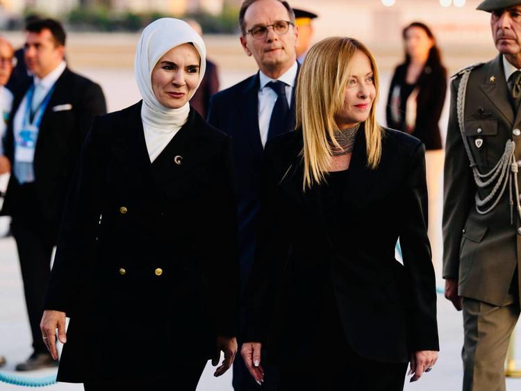 Cena della "tregua" tra  Meloni e Trump (e il resto dell'Ue). "Rapporti cordiali"