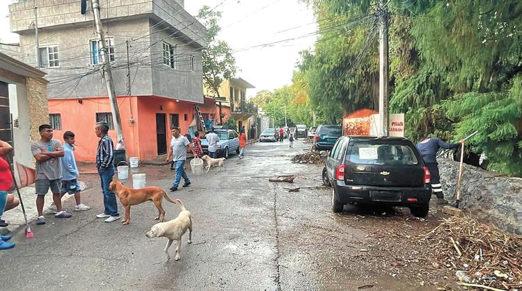 Bomberos y Protección Civil limpian calles de Temixco tras fuertes lluvias