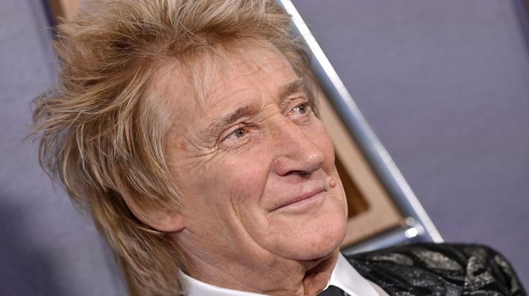 Rod Stewart irrita fãs ao cancelar show e logo ser flagrado em jogo da Copa