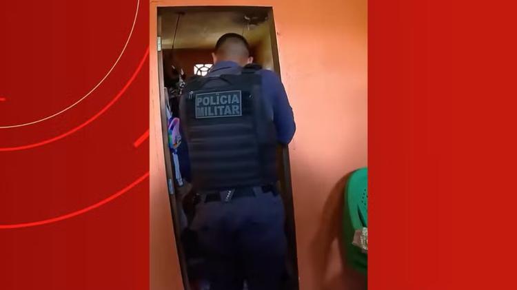 Homem mantém filho de 1 ano trancado em quarto após agredir companheira; vídeo mostra resgate no AM