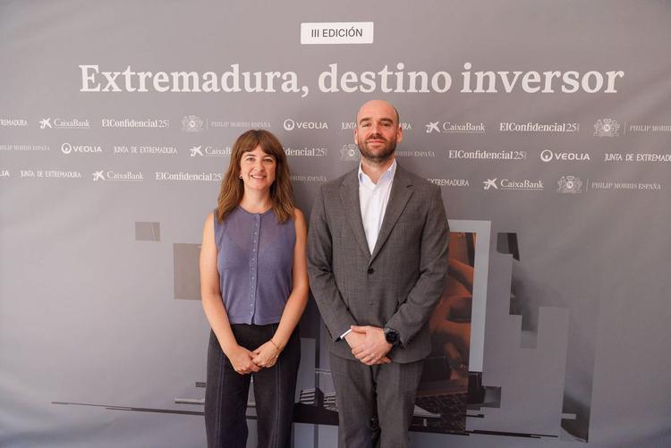 Marina Alias, de la Junta de Extremadura, y Alberto Sanz, de El Confidencial.