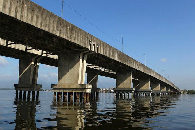 Homem cai de ponte após acidente e é resgatado por pescador no litoral de SP