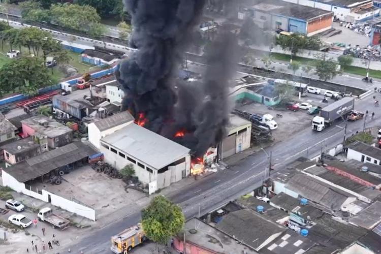 Incêndio destrói oficina no litoral de SP; VÍDEO