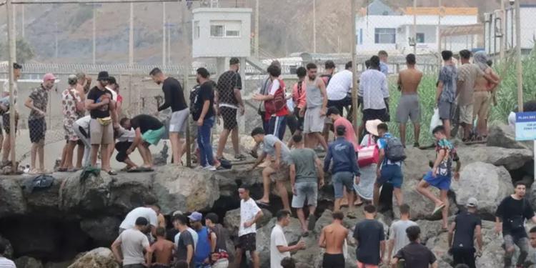 Almeno 49mila migranti entrati a Ceuta in 24 ore. "Scontri con lanci di pietre alle frontiere". Il bilancio dei morti sale a 18