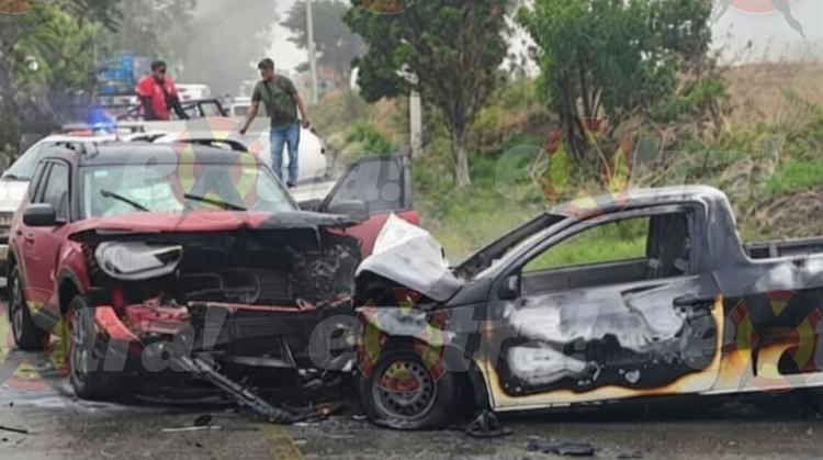 Se salvan de milagro: conductores sobreviven a brutal choque frontal e incendio