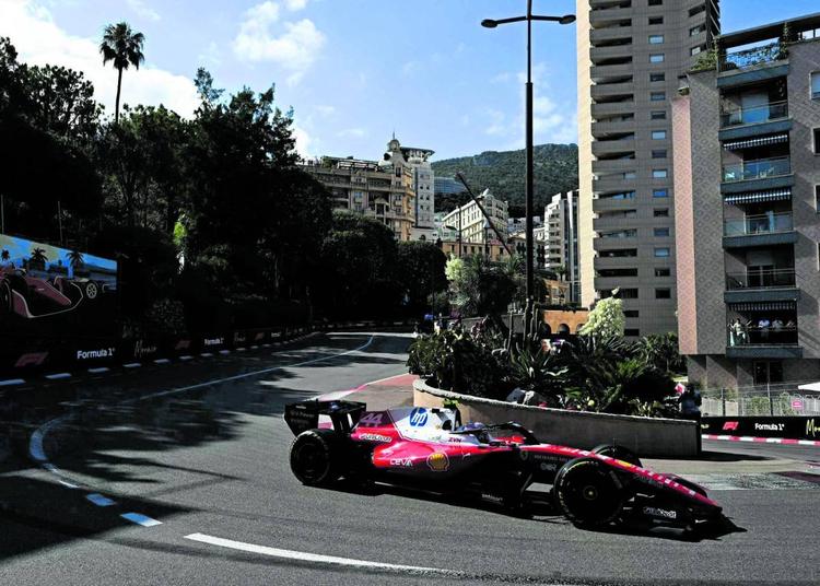 Leclerc chiama, Hamilton risponde: è davanti a tutti
