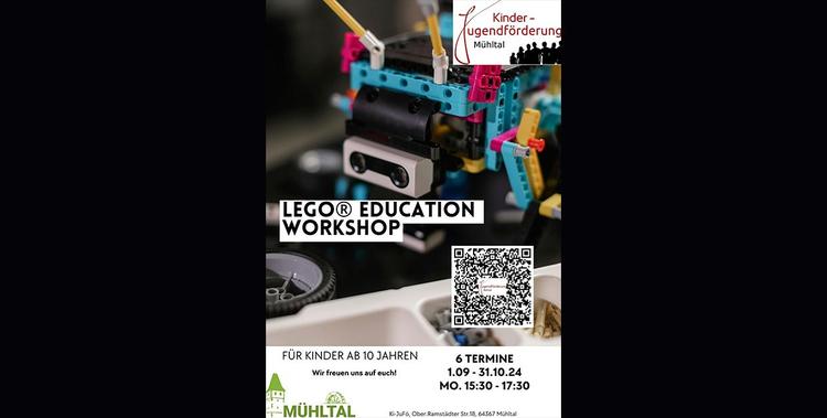  Ein Lego-Roboter in der Hand eines Kindes.