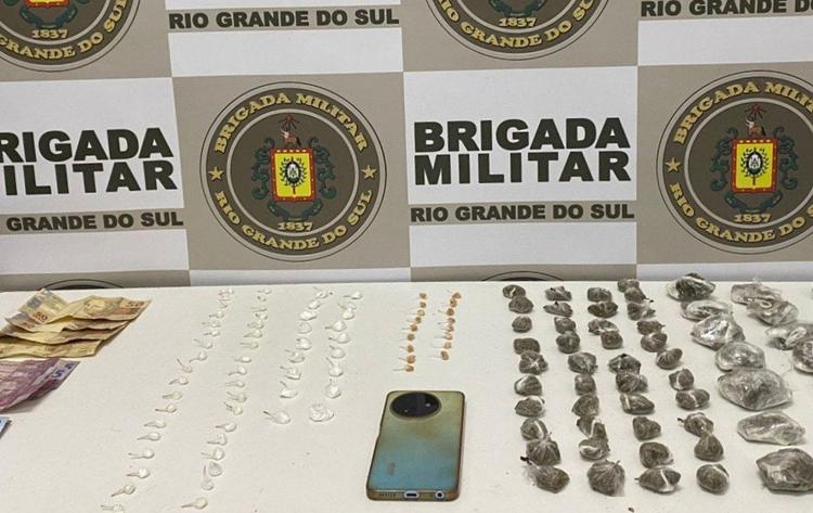 Motociclista é detido com porções de crack, cocaína e maconha no bairro Do Parque, em Farroupilha