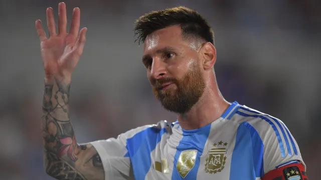 Messi volta e destrava a Argentina, que bate Islândia em despedida pré-Copa