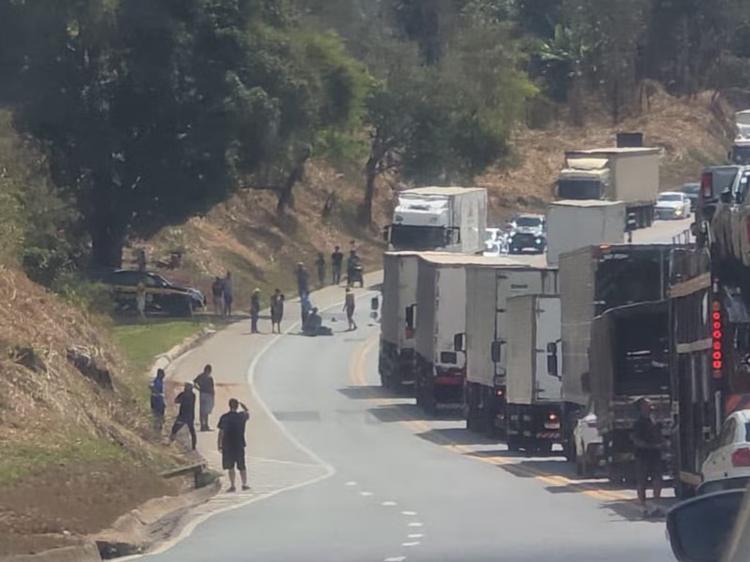 Motociclista morre após atropelar policial rodoviário federal durante blitz na BR-116, em Inhapim