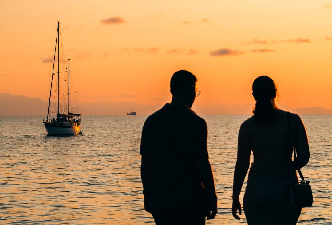Due persone, il mare davanti e un tramonto che si guarda in silenzio.🧡 #visitcefalu