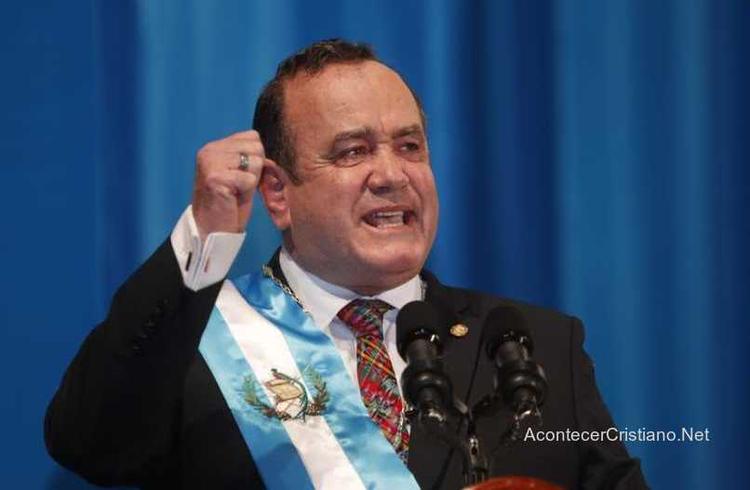 Presidente de Guatemala anuncia que su país será capital provida de América Latina