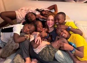 Video: Shakira sorprendió a Ghetto Kids con una clase de salsa al ritmo de ‘Chantaje’