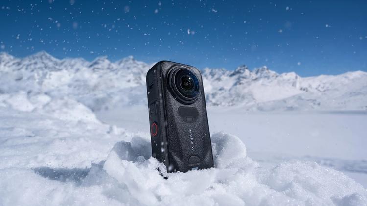 The Insta360 sitting in the snow.