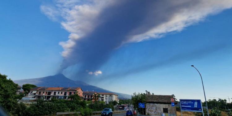 Cenere su Catania e solo 10 aerei l'ora, l'Etna non dà tregua
