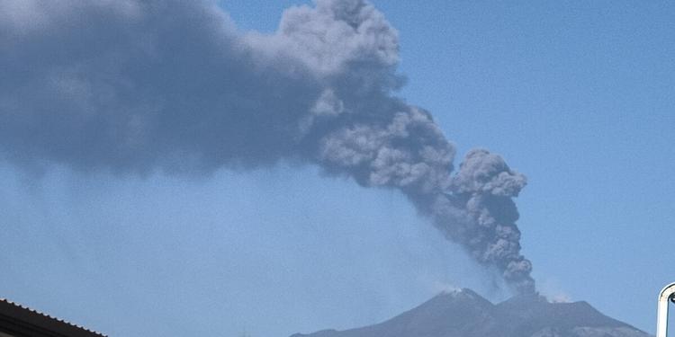 Lava e cenere, l'Etna non si placa: chiusi settori dell'aeroporto di Catania, limitati gli arrivi