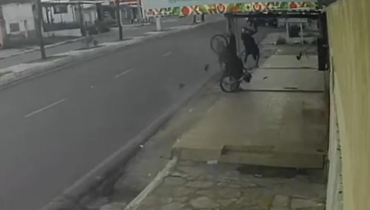 VÍDEO: Motociclista bate em poste e é arremessado em acidente em Mossoró