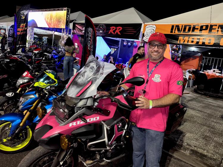 Motociclista 'Capeta de Jesus' adota rosa como cor oficial em festa de rock em Roraima: 'não devo satisfação'