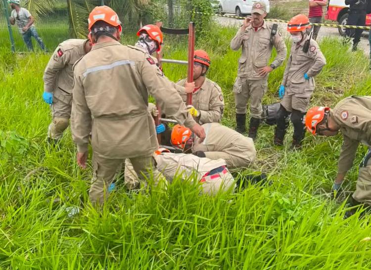 Venezuelana cai em bueiro após tentar fugir de assalto e fica presa, em João Pessoa