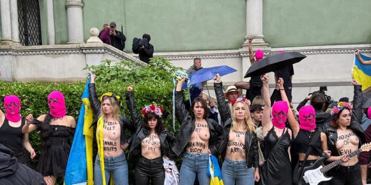 Sit in delle Pussy Riot e Femen con fumogeni davanti padiglione della Russia alla Biennale di Venezia