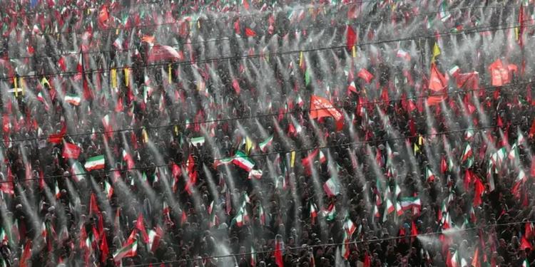 A Teheran il corteo funebre per la Guida Suprema Ali Khamenei. La bara in processione per le strade della città