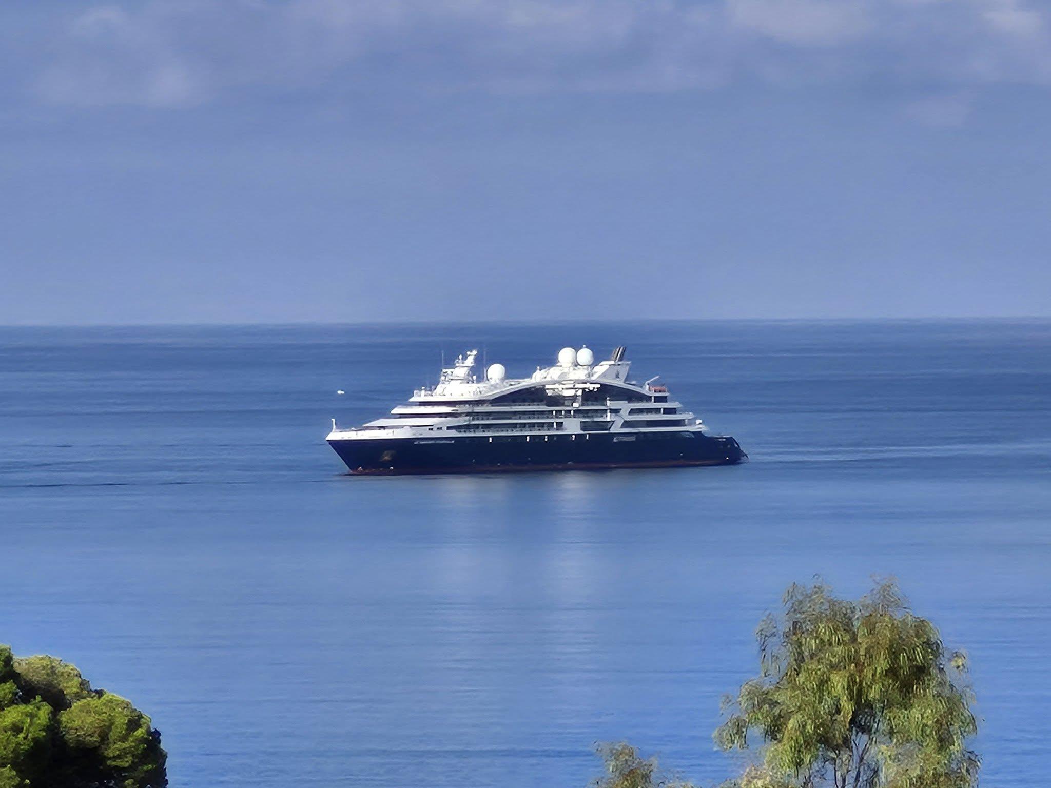 Agropoli accoglie il lusso di Le Dumont d’Urville: turismo d’élite verso il Cilento