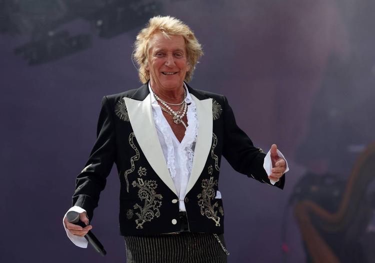 Paura per Rod Stewart: malore durante il concerto, il cantante soccorso con la maschera per l'ossigeno