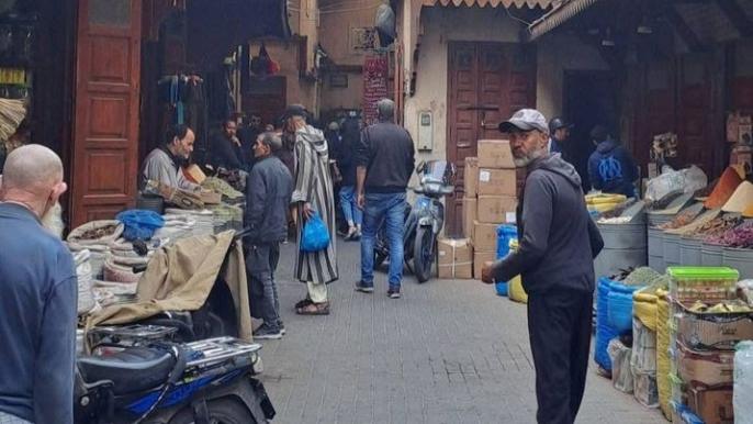 تجار توابل ونحاسيات ينشرون فوضى احتلال الملك العام وسط ملاح مراكش العتيقة