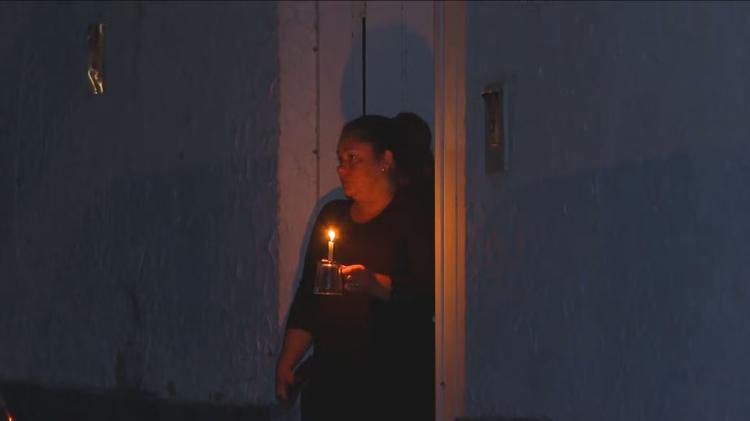 Sem luz há dois dias, moradores enfrentam escadas e comida estragada no RJ