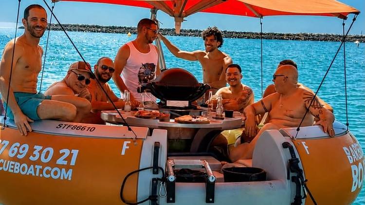 Cap d'Agde : que diriez-vous d'un "Barbecue boat" ?