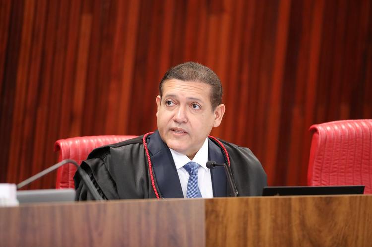TSE inicia cerimônia de posse de Nunes Marques na presidência do tribunal; André Mendonça assume a vice-presidência