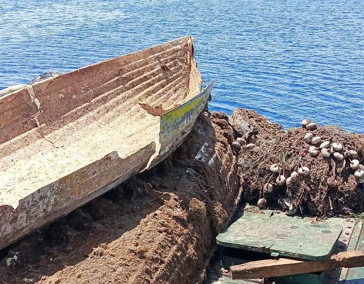 Tono di Milazzo, copertoni e resti di imbarcazioni recuperati nel corso di una bonifica della costa