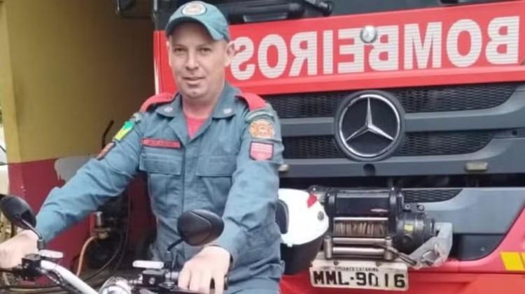 Suspeito de matar bombeiro esfaqueado na rua após discussão é preso em SC