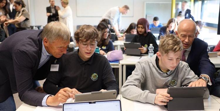  Kultusminister Armin Schwarz im Klassenraum mit Kindern am Tablet zum Thema intelligentes Lernsystem für Mathematik von bettermarks