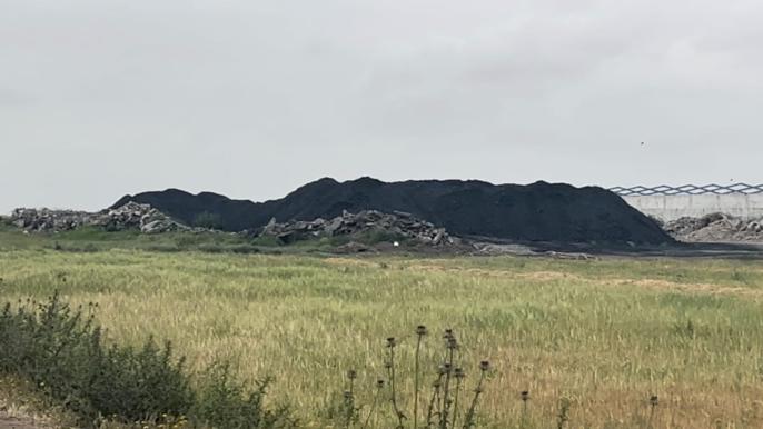 إحتحاج ساكنة بنواحي برشيد يفضح تحول ضيعة فلاحية إلى مستودع سري لتخزين الفحم