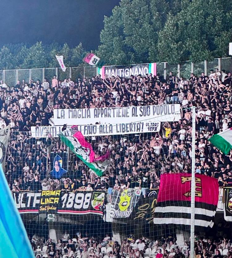 Tifosi Ascoli striscione contro Lotito