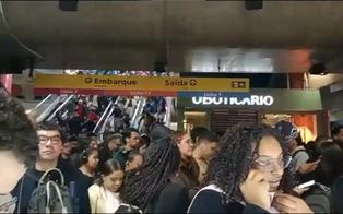 Linha 4-Amarela em SP tem passageiros presos em trens e estações superlotadas por falha