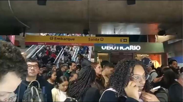 Linha 4-Amarela em SP tem passageiros presos em trens e estações superlotadas por falha