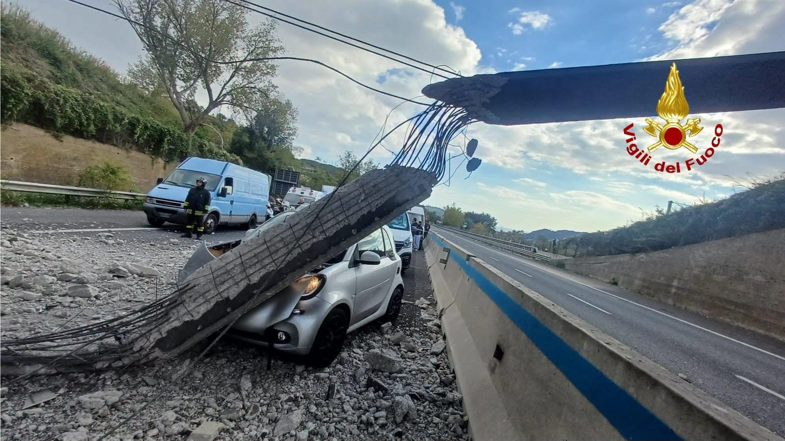 Paura sull’A30 tra Salerno e Baronissi, calcinacci cadono da viadotto: nessun ferito