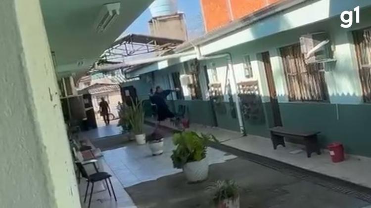 VÍDEO: Homem depreda unidade de saúde por falta de dentista em Canoas, no RS